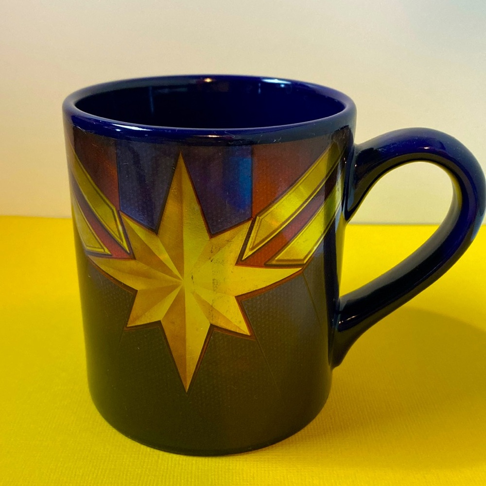 Captain Marvel 14oz Iridescent Dark Blue With Gold Star Red And Gold Stripes